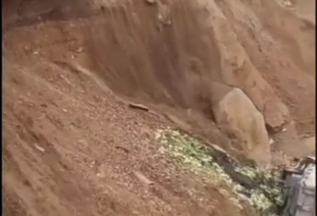 ببینید| ویدئویی وحشتناک از رانش زمین در جاده ایذه