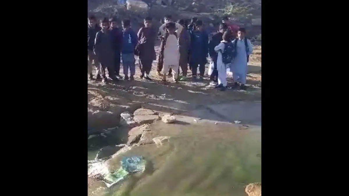 ببینید| تصاویری تلخ از عبور دانش‌آموزان چابهار از آب فاضلاب