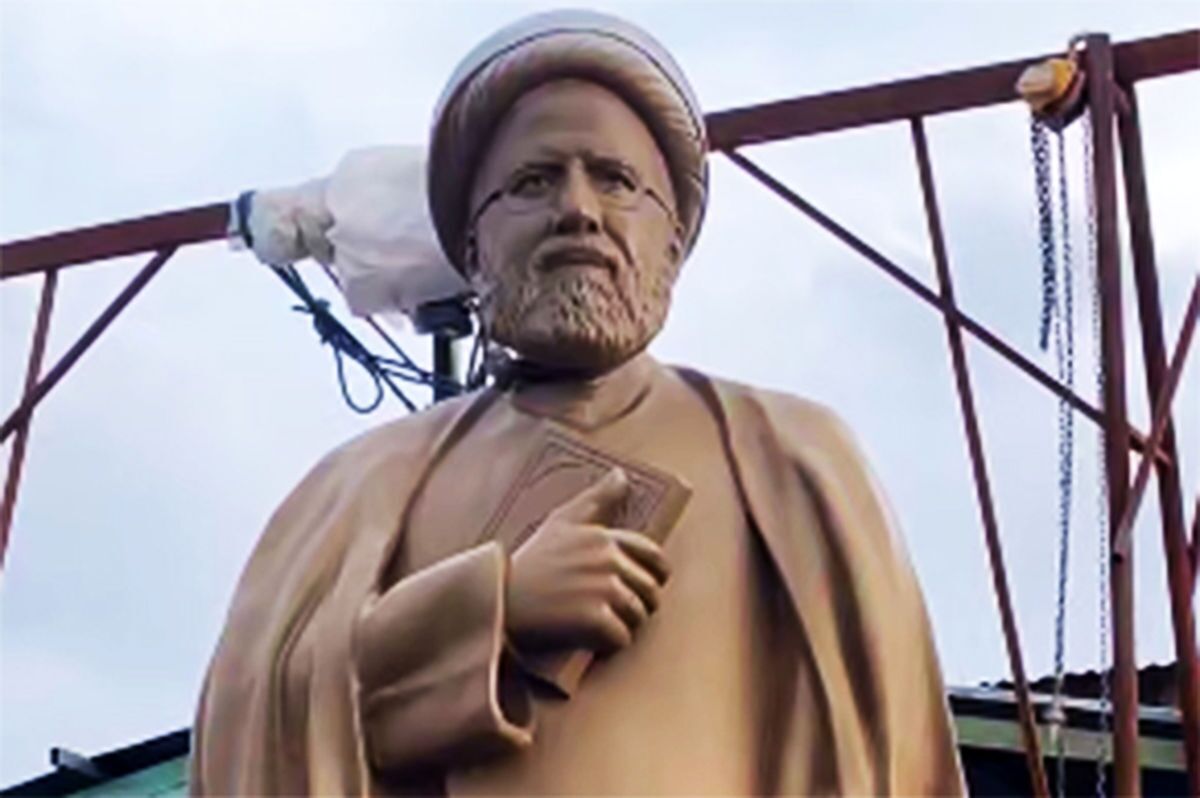 سقوط مجسمه مرحوم رئیسی بر اثر وزش باد دوروز بعد از نصب ! +عکس