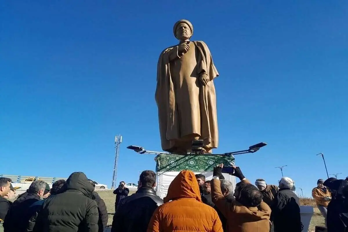 عکس| ماجرای سقوط مجسمه رئیسی در اردبیل