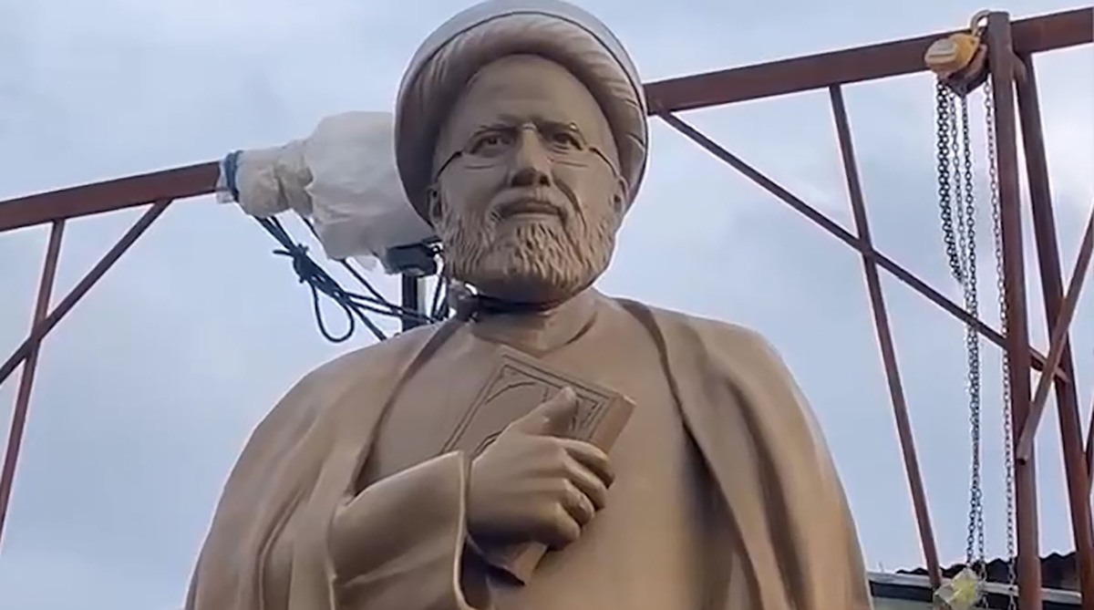 وقتی مجسمه‌ها حرف می‌زنند| چرا تندیس ابراهیم رئیسی دو روز بعد از نصب سقوط کرد؟