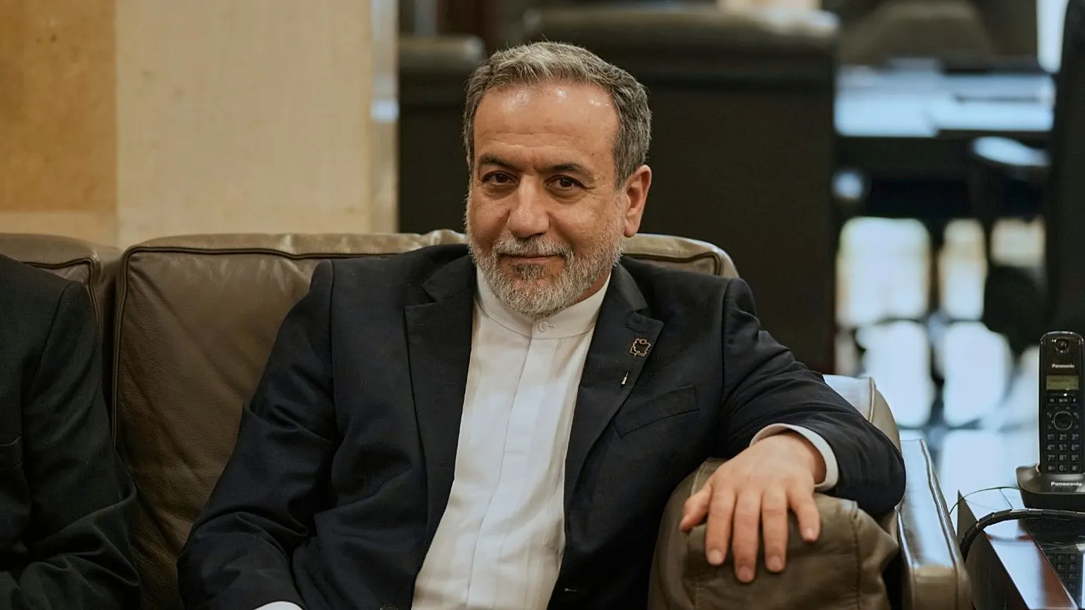 حمله تند رسانه جبهه پایداری به عراقچی؛ «مواضع وزیر امور خارجه درباره مذاکره، سادهانگارانه است» عراقچی