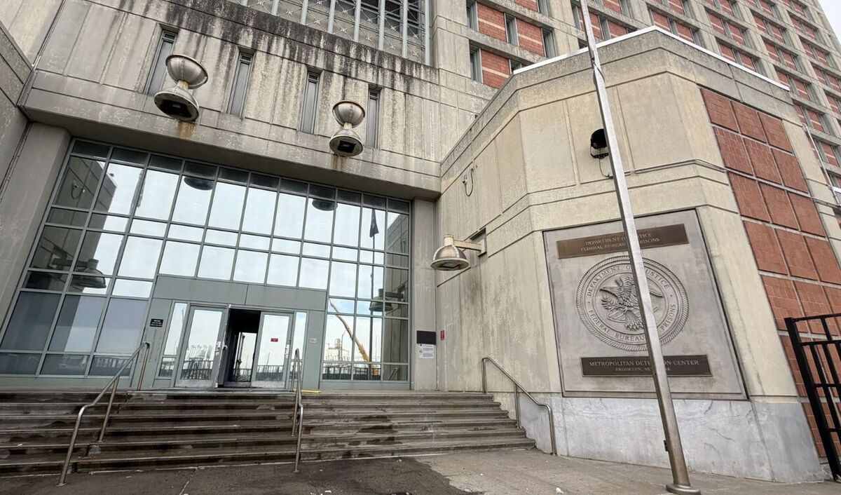 مادورو با دستانی به علامت پیروزی در حال انتقال به زندان بروکلین +عکس