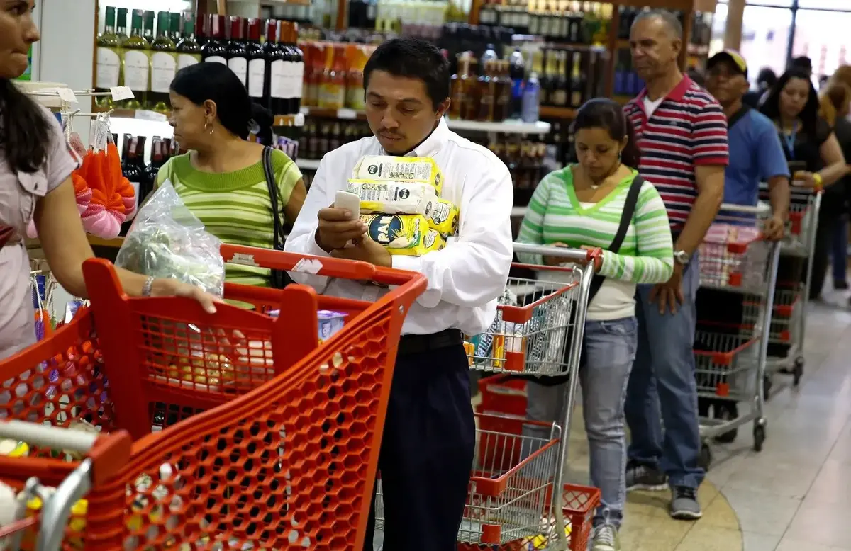 ببینید| هجوم ونزوئلایی‌ها به سوپرمارکت‌ها پس از بازداشت مادورو