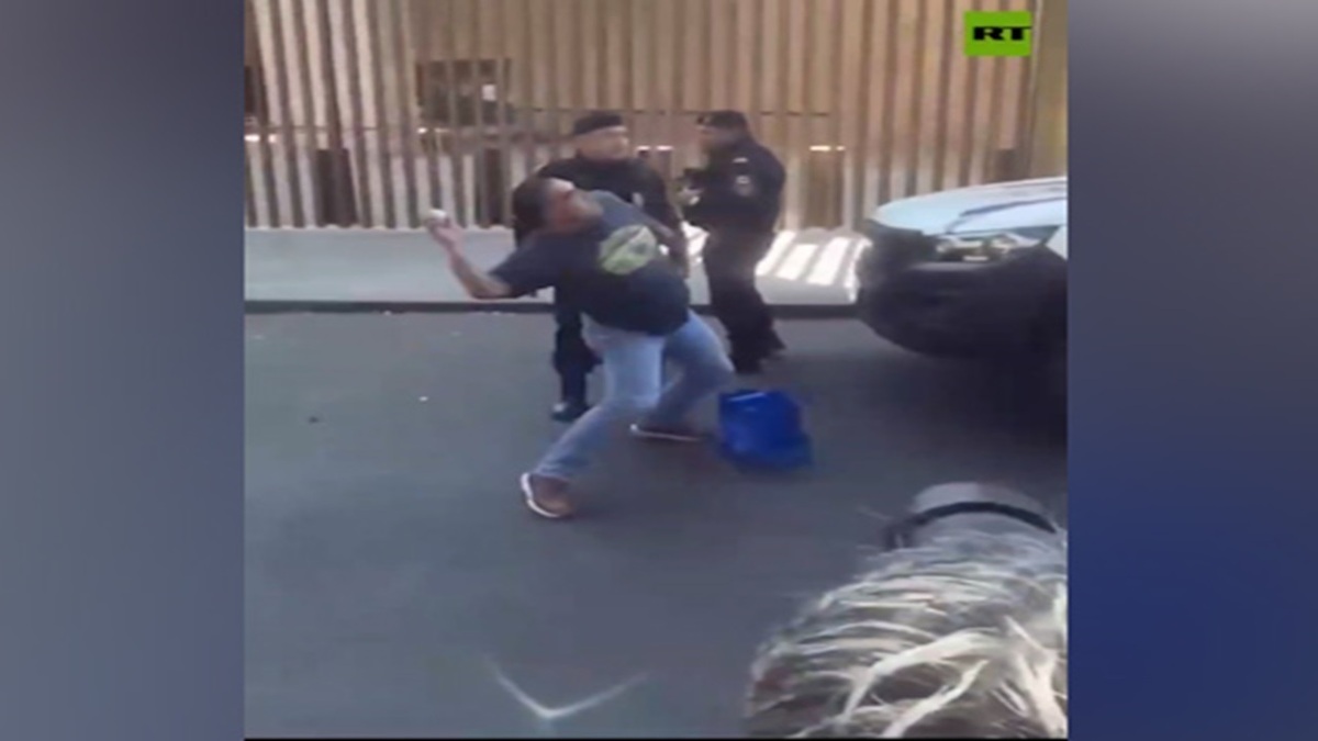 ببینید| اعتراض نمادین در مکزیک؛ پرتاب تخم‌مرغ به سفارت آمریکا