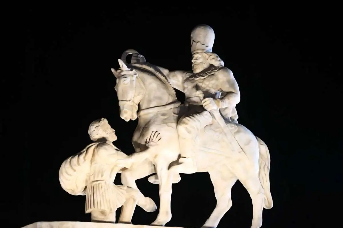 مجسمه والرین به فرودگاه مهرآباد رسید مجسمه والرین به فرودگاه مهرآباد رسید