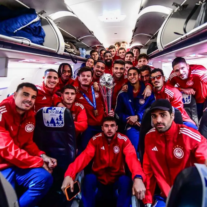 عکس | دورهمی طارمی و همتیمیها با جام قهرمانی عکس | دورهمی طارمی و همتیمیها با جام قهرمانی