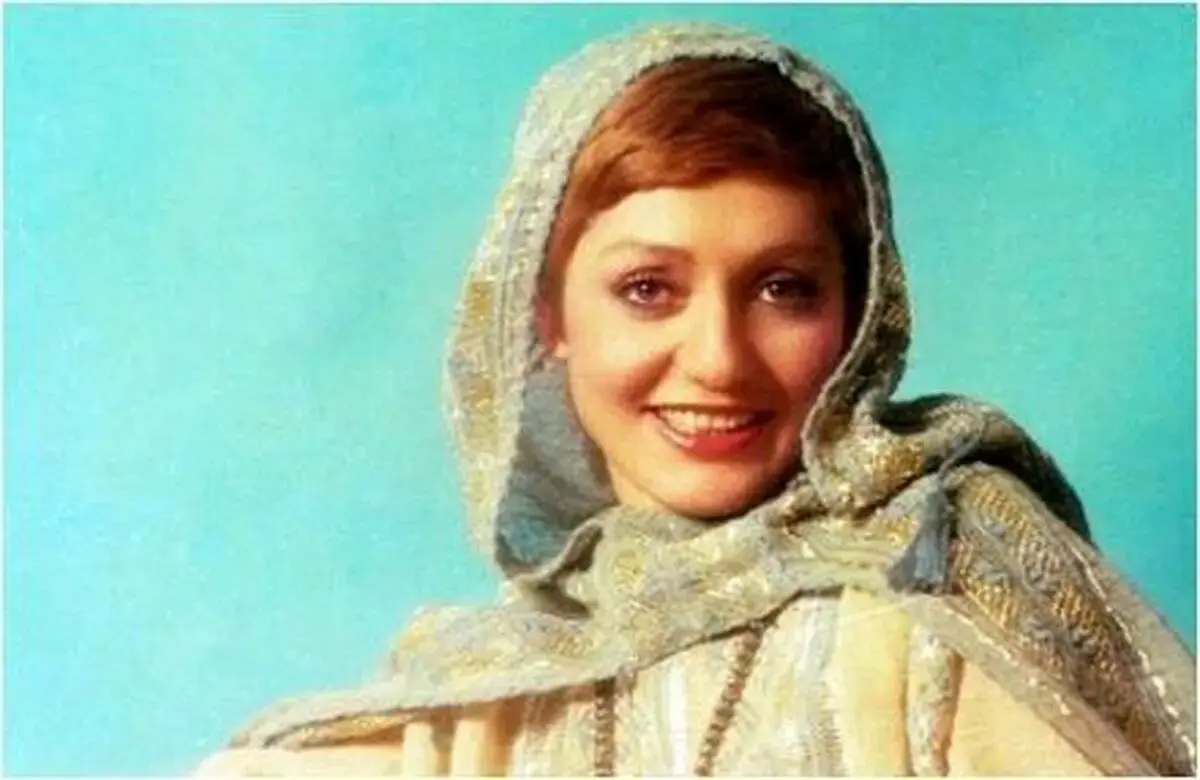 تصویر قدیمی گوگوش در ۲۰ سالگی کنار برج ایفل