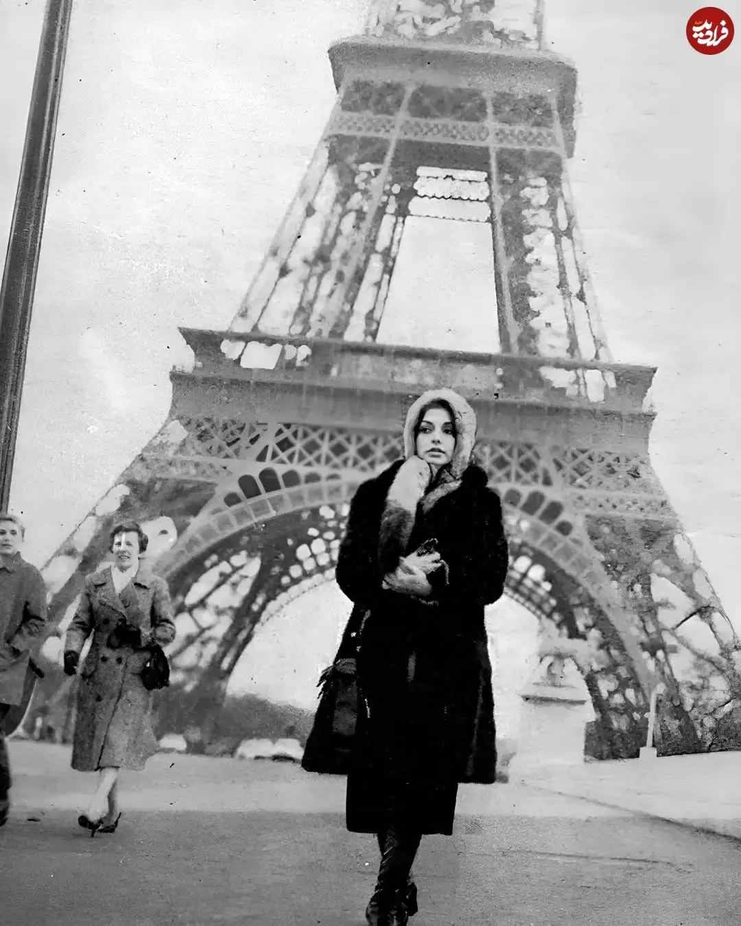 تصویر قدیمی گوگوش در ۲۰ سالگی کنار برج ایفل