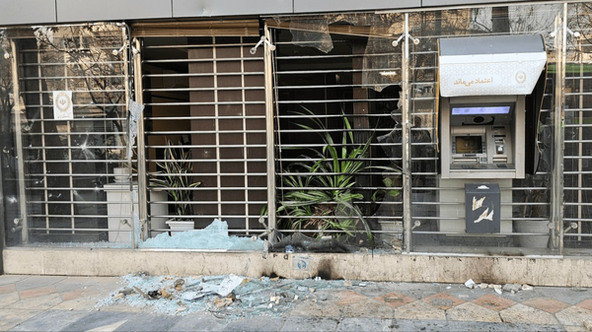 زاکانی: پنج‌شنبه شب در تهران ۲۵ مسجد، ۴۲ اتوبوس و ۸ خودرو آتش نشانی را آتش زدند