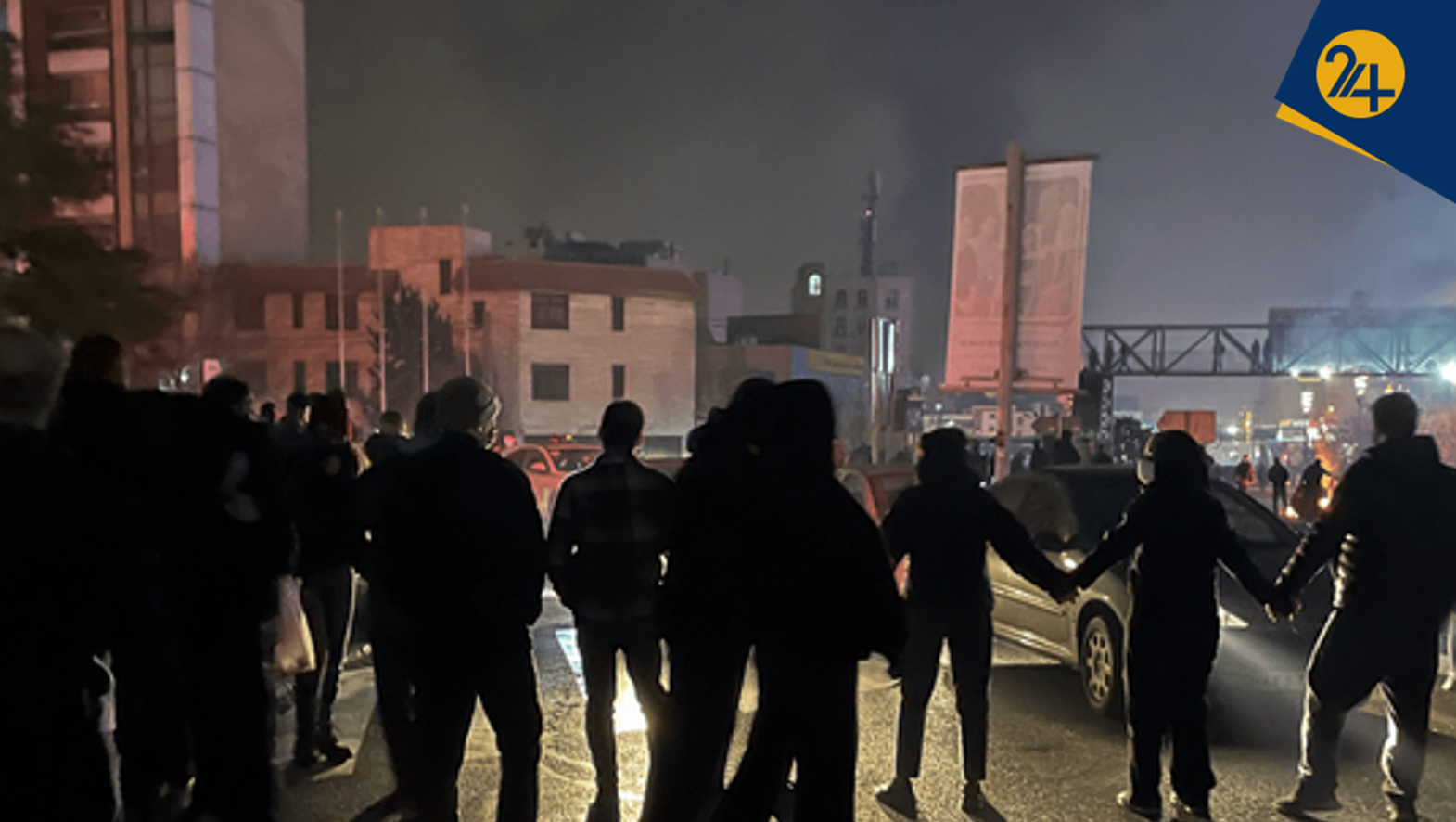 گزارش میدانی از فردیس و شهرک بنفشه کرج در شب ۲۰ دی ماه | تجمع پراکنده با پلاکارد در بنفشه و آرامش در فردیس