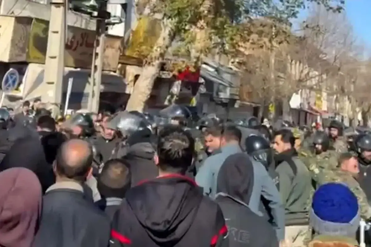 یک اقتصاددان: از هر نسلی در بین معترضین حضور دارند| خیلی سریع اثرات قطعی اینترنت را در اختلالات عرضه و تولید خواهیم دید