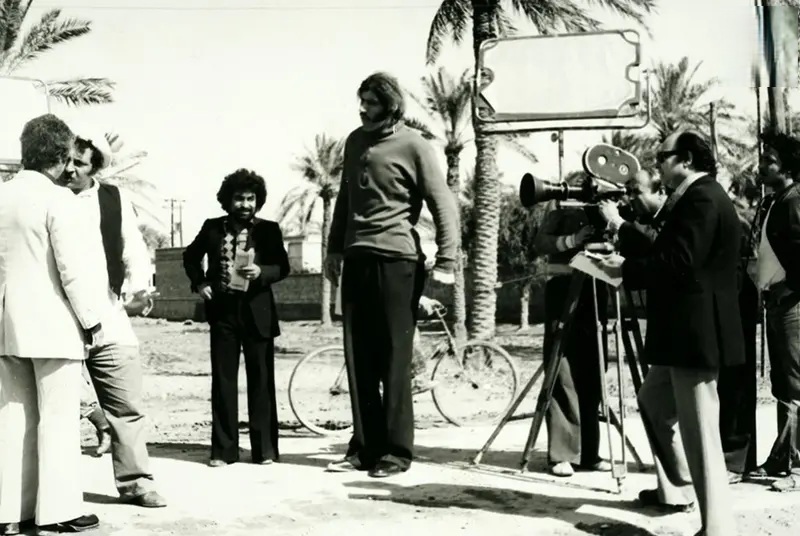 عکس| «بلندقدترین مرد سینمای ایران» در پشت‌صحنۀ یکی از فیلم‌هایش؛ سال ۵۶