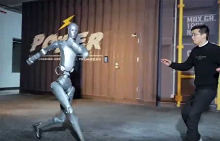 ببینید| حرکات رزمی ربات انسان نمای چینی