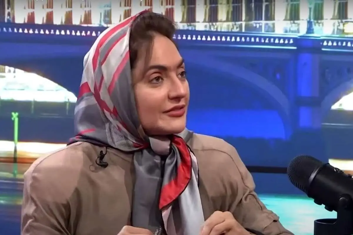 عکس| هندوانه خوردن ریما رامین فر، مهناز افشار و بابک حمیدیان در پشت صحنه یک فیلم؛ دهه ۹۰