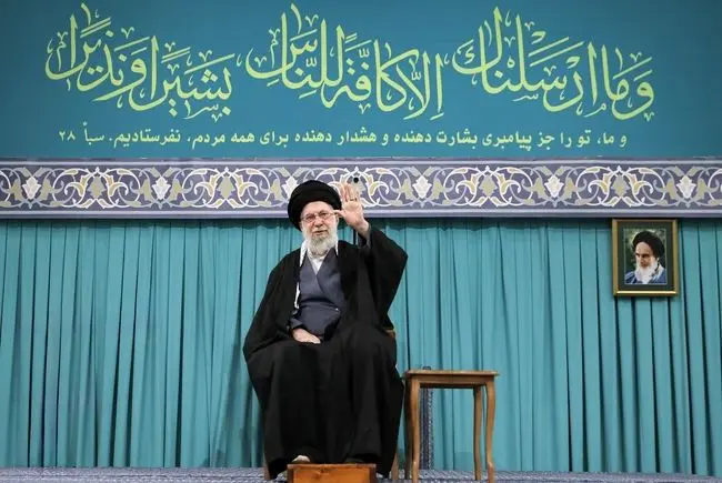 رهبر انقلاب: رئیس‌جمهور آمریکا را مجرم میدانیم| کشور را به سوی جنگ نمی‌بریم، اما مجرمان را رها نمی‌کنیم| بزرگ‌نمایی جمعیت معدود فتنه‌گران عادت رسانه‌های صهیونیستی است