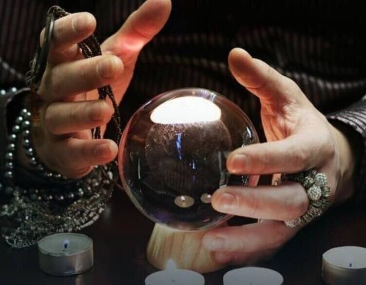 بازار پیشگویی؛ از فال شخصی تا نسخه اقتصادی | رمال‌ها مشاور خرید طلا شده‌اند؟