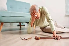 علت زمین خوردن سالمندان چیست؟