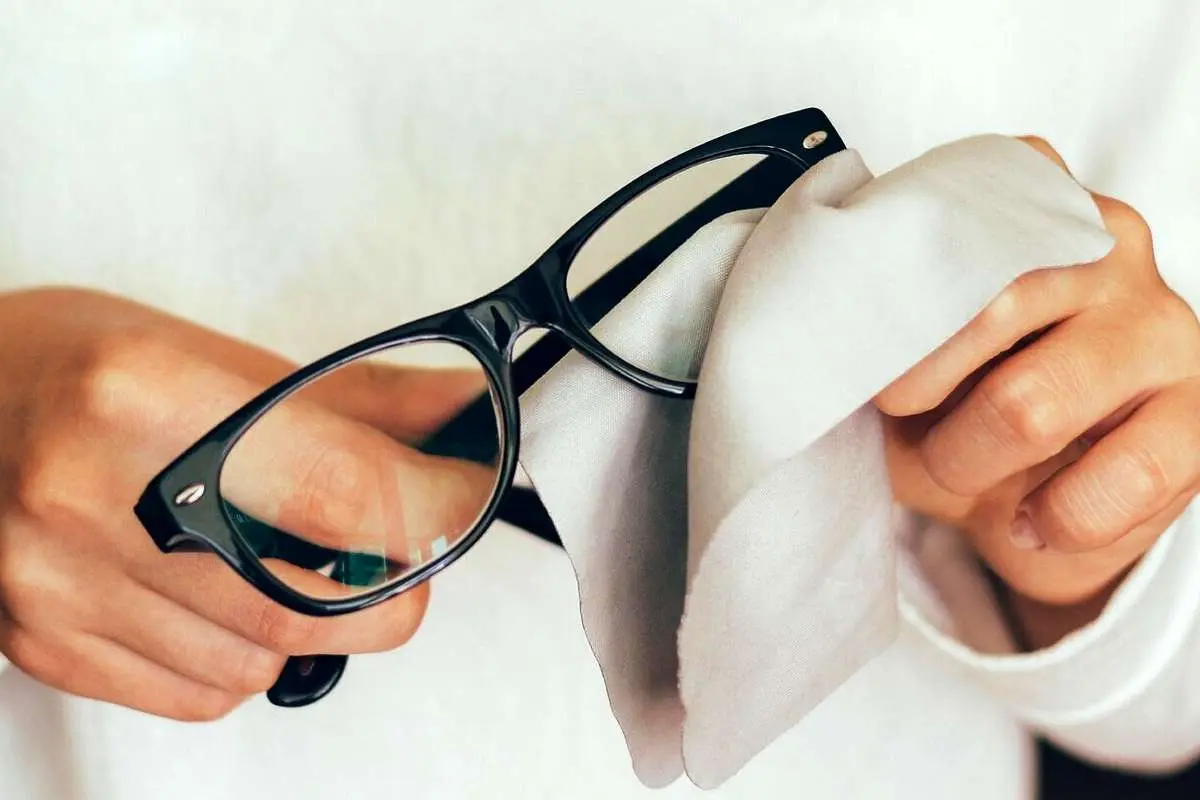 نشانه‌های پیرچشمی چیست و چگونه از آن پیشگیری کنیم؟