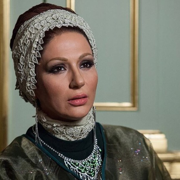 ساغر عزیزی کیست ؟| از مستندسازی تا ایفای نقش فرح دیبا در سریال معمای شاه ساغر عزیزی در نقش فرح دیبا