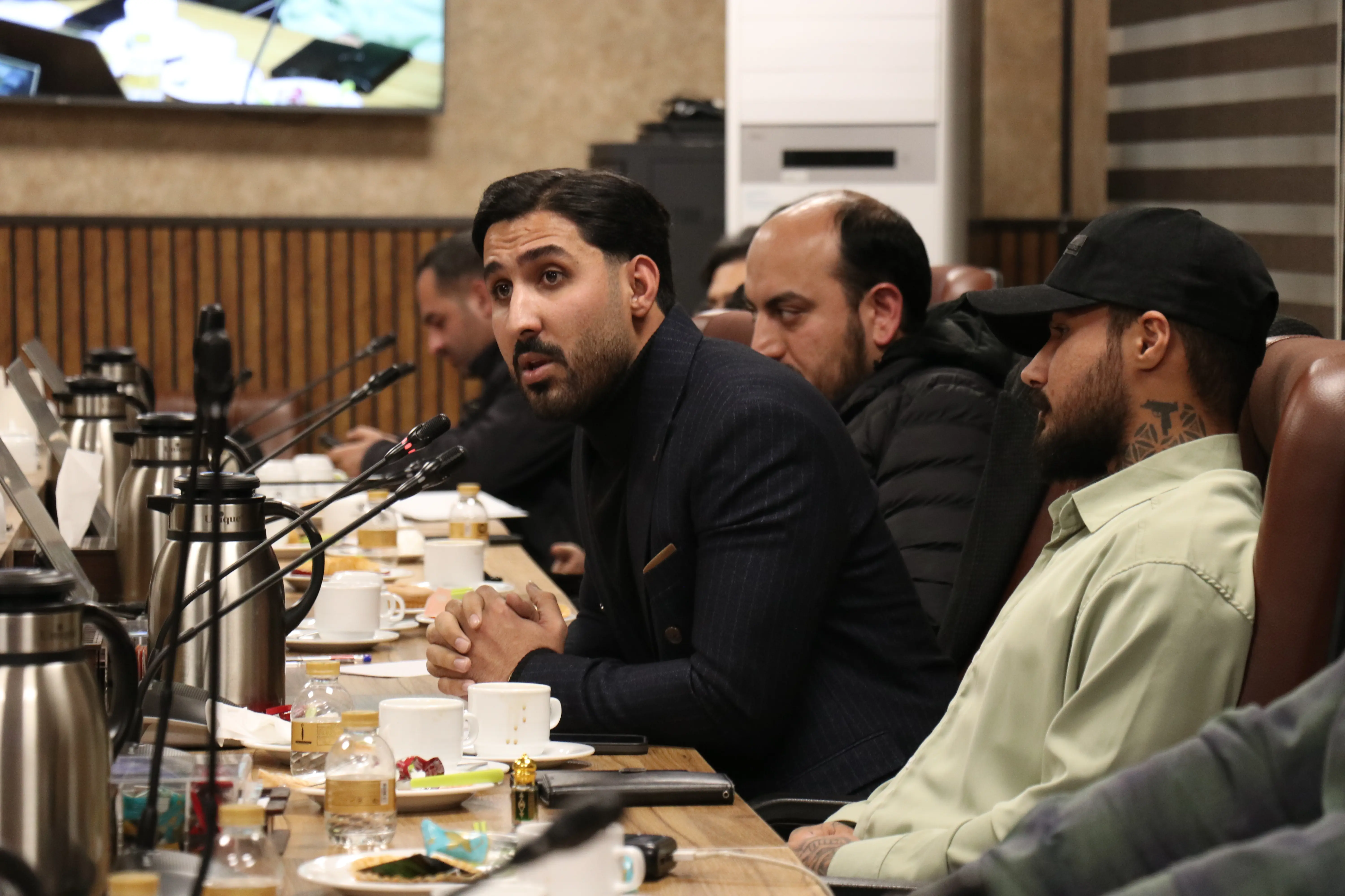 (عکس) ماجرای حضور پرحاشیه محسن افشانی در یک جلسه دولتی