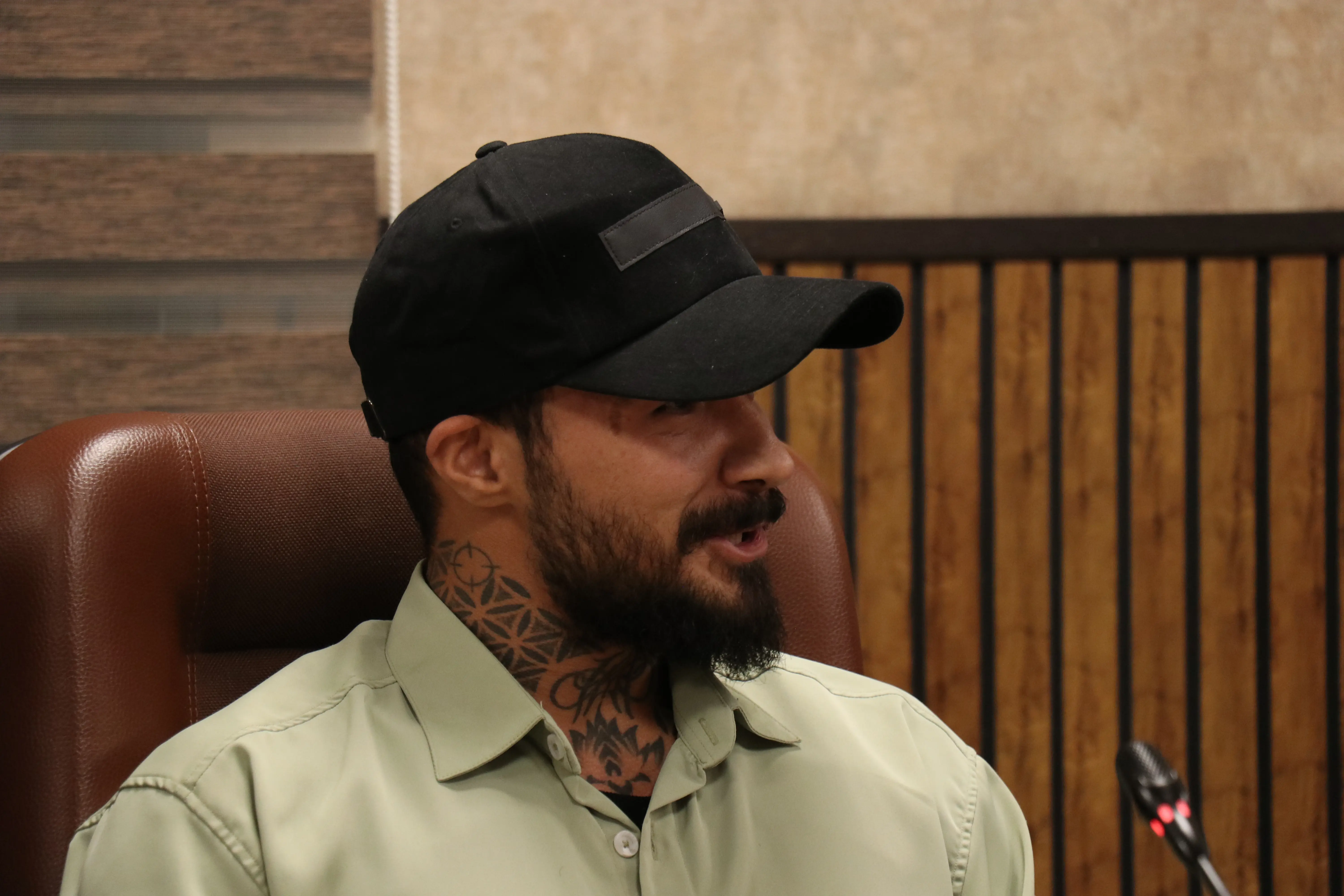 (عکس) ماجرای حضور پرحاشیه محسن افشانی در یک جلسه دولتی