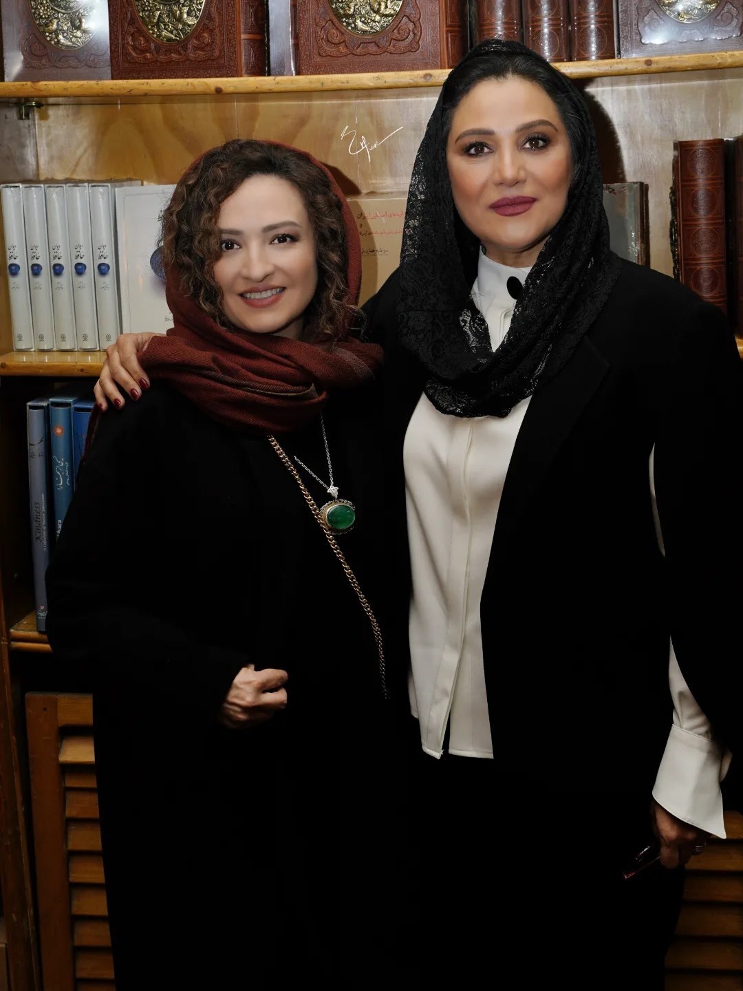 (عکس) گلاره عباسی با استایل خاص و گردنبند زمردین در رونمایی از کتاب شبنم مقدمی