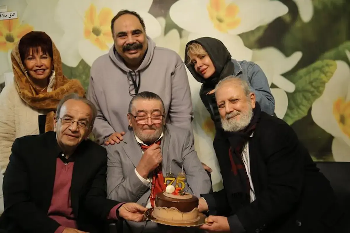 ببینید| دورهمی بازیگران در تولد رضا رویگری در آسایشگاه سالمندان