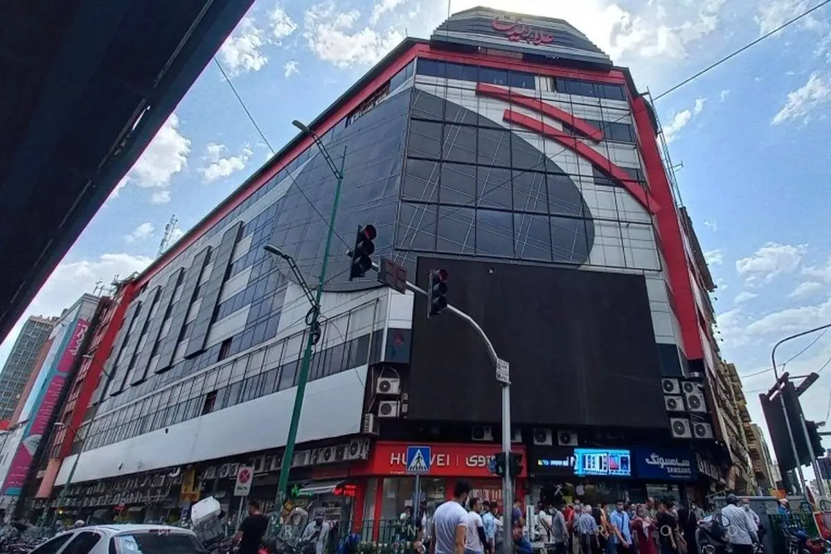 تجمع اعتراضی کسبه پاساژ علاءالدین برای بی‌ثباتی قیمت ارز