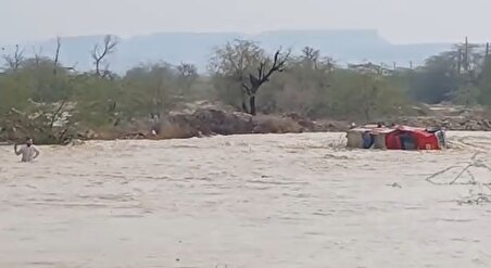 ببینید| غرق شدن یک خودرو در سیلاب هرمزگان با یک فوتی