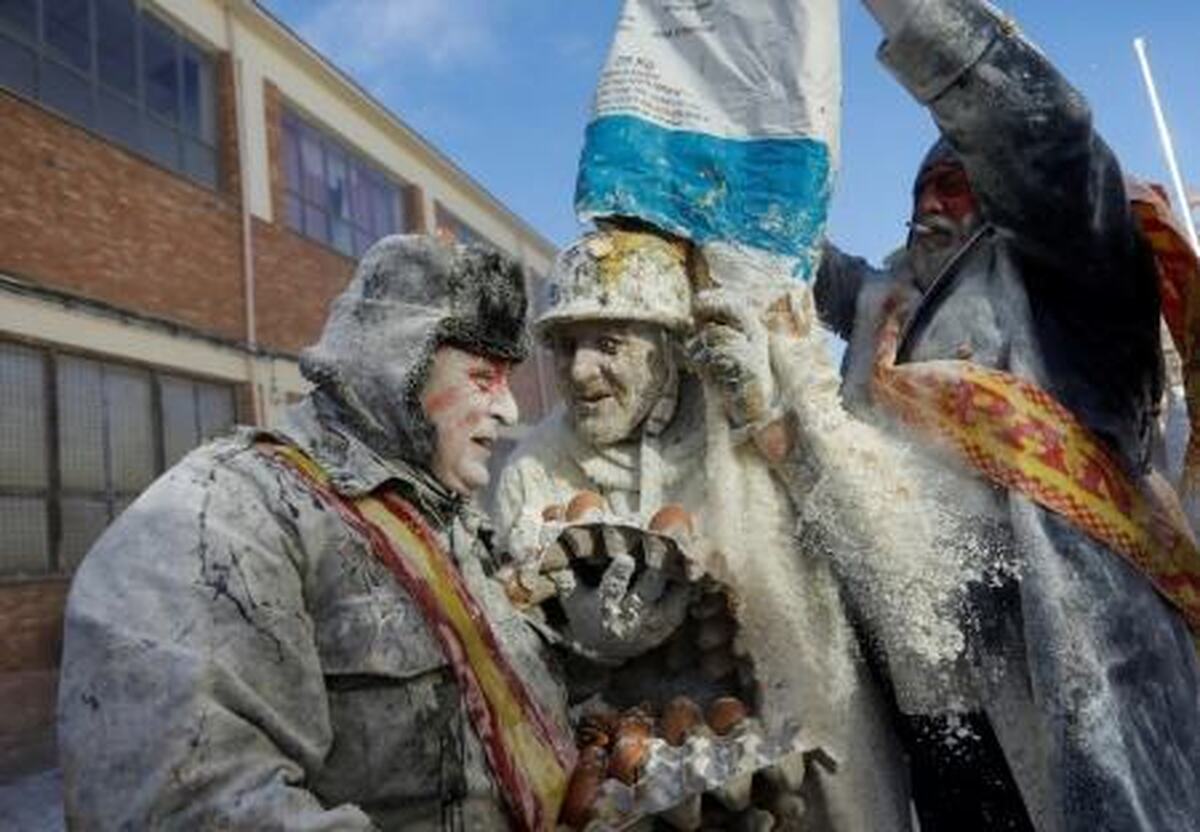 ببینید| نمایی از جشن ۲۰۰ ساله اسپانیا با آرد، تخم‌مرغ و ترقه!