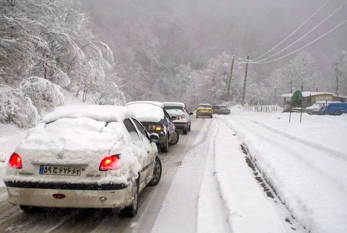 بارش برف در محورهای شمالی؛ انسداد ۲۲ محور در کشور