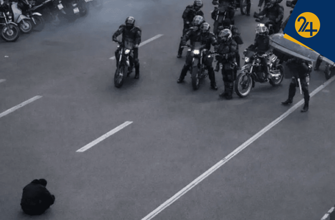 قاب ماندگار از اعتراضات ۱۴۰۴؛ یک عکس و هزار حرف | مردی که نماد حال و روز مردم شد