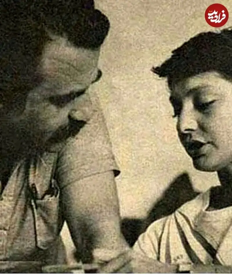 (عکس) «منوچهر نوذری» در کنار «گوگوش» در برنامۀ رادیویی «صبح جمعه با شما»؛ دهه ۵۰ (عکس) «منوچهر نوذری» در کنار «گوگوش» در برنامۀ رادیویی «صبح جمعه با شما»؛ دهه ۵۰