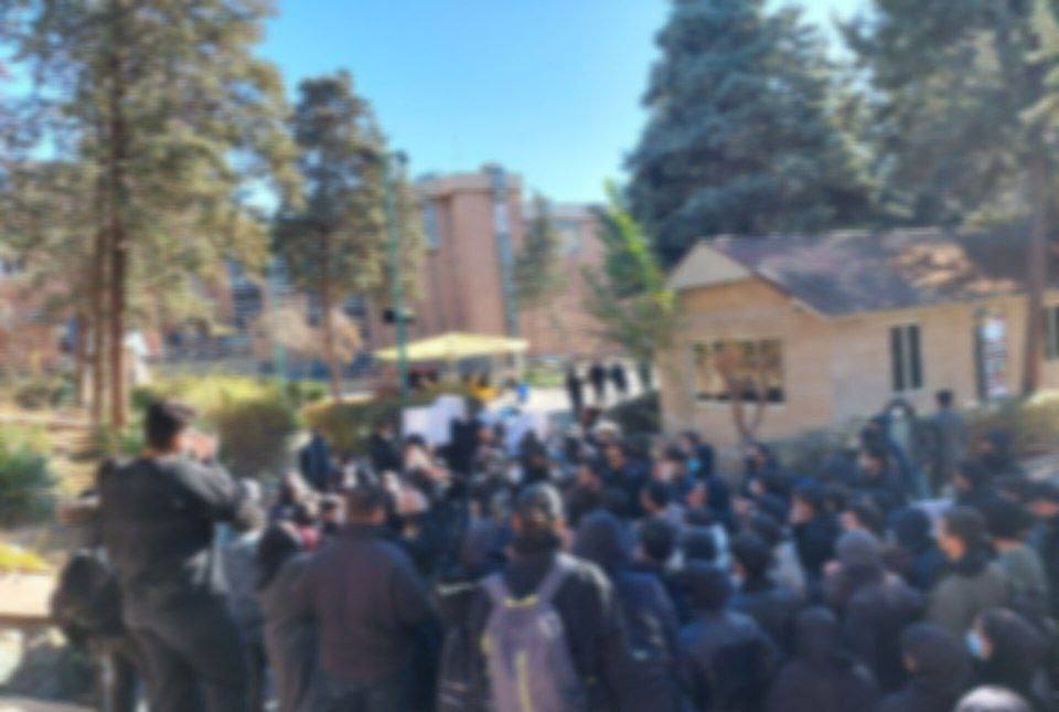 بازداشت ۴ دانشجو در پی اعتراضات امروز در دانشگاه تهران بازداشت ۴ دانشجو در پی اعتراضات امروز در دانشگاه تهران