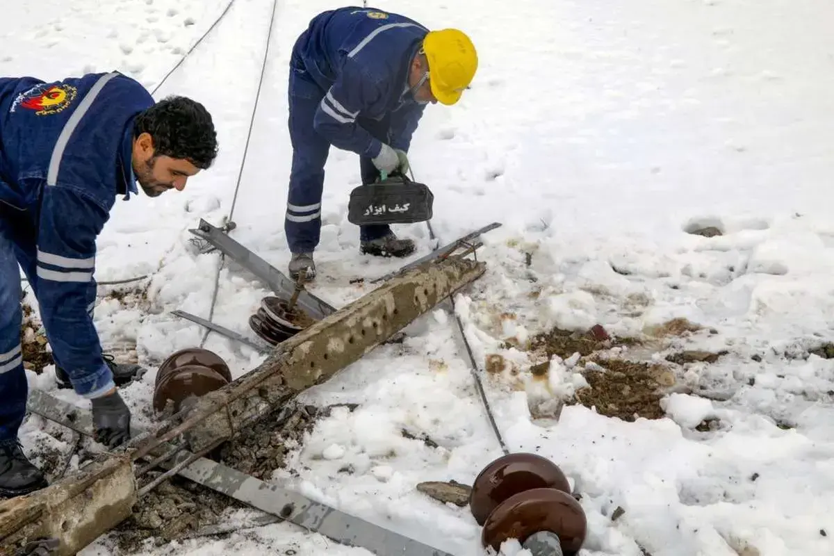 قطعی برق ۶۰ هزار مشترک گیلانی بدلیل بارش شدید برف