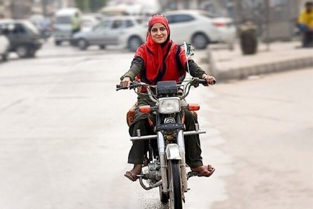 موتورسواری زنان در دست انداز افتاد| این زن سعی در لغو مصوبه دولت پزشکیان برای موتورسواری زنان دارد! موتورسواری زنان در دست انداز افتاد| این زن سعی در لغو مصوبه دولت پزشکیان برای موتورسواری زنان دارد!