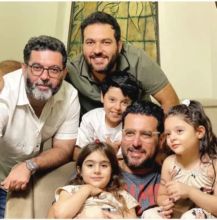 محسن کیایی در کنار خانواده هنرمندش