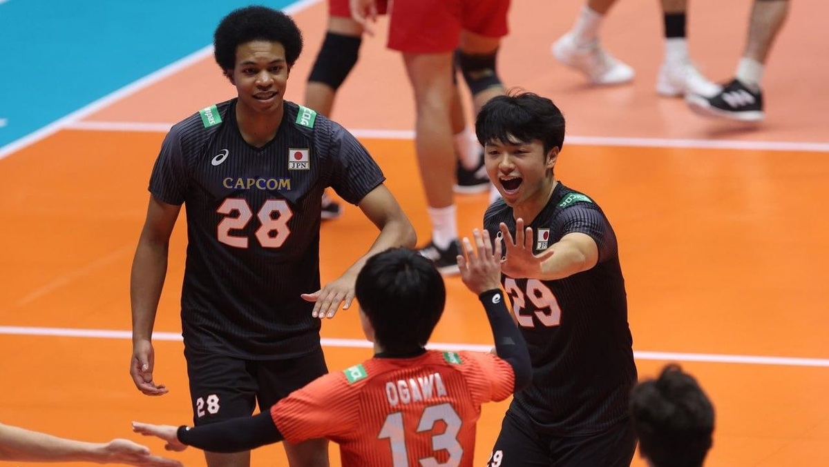 ببینید| حرکت جوانمردانه بازیکن ژاپنی پس از کوبیدن تصادفی توپ به مسئول استادیوم