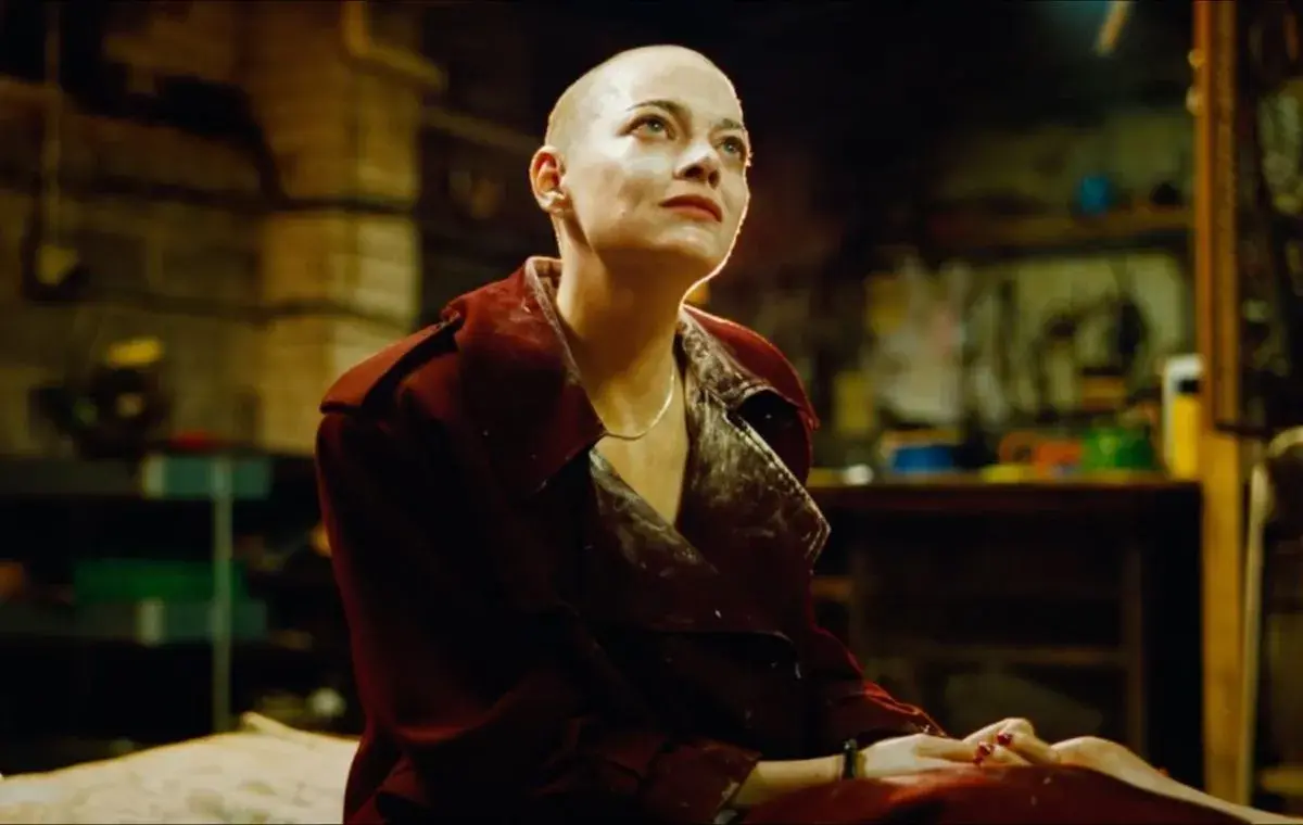 نقد و بررسی فیلم بوگونیا؛ نامزد اسکار ۲۰۲۶ با حضور اما استون| طنزی سیاه خشمگین از وضعیت جهان