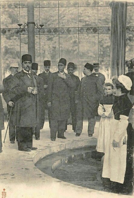 عکسی از مظفرالدین‌شاه در حال نوشیدن آب معدنی در فرانسه