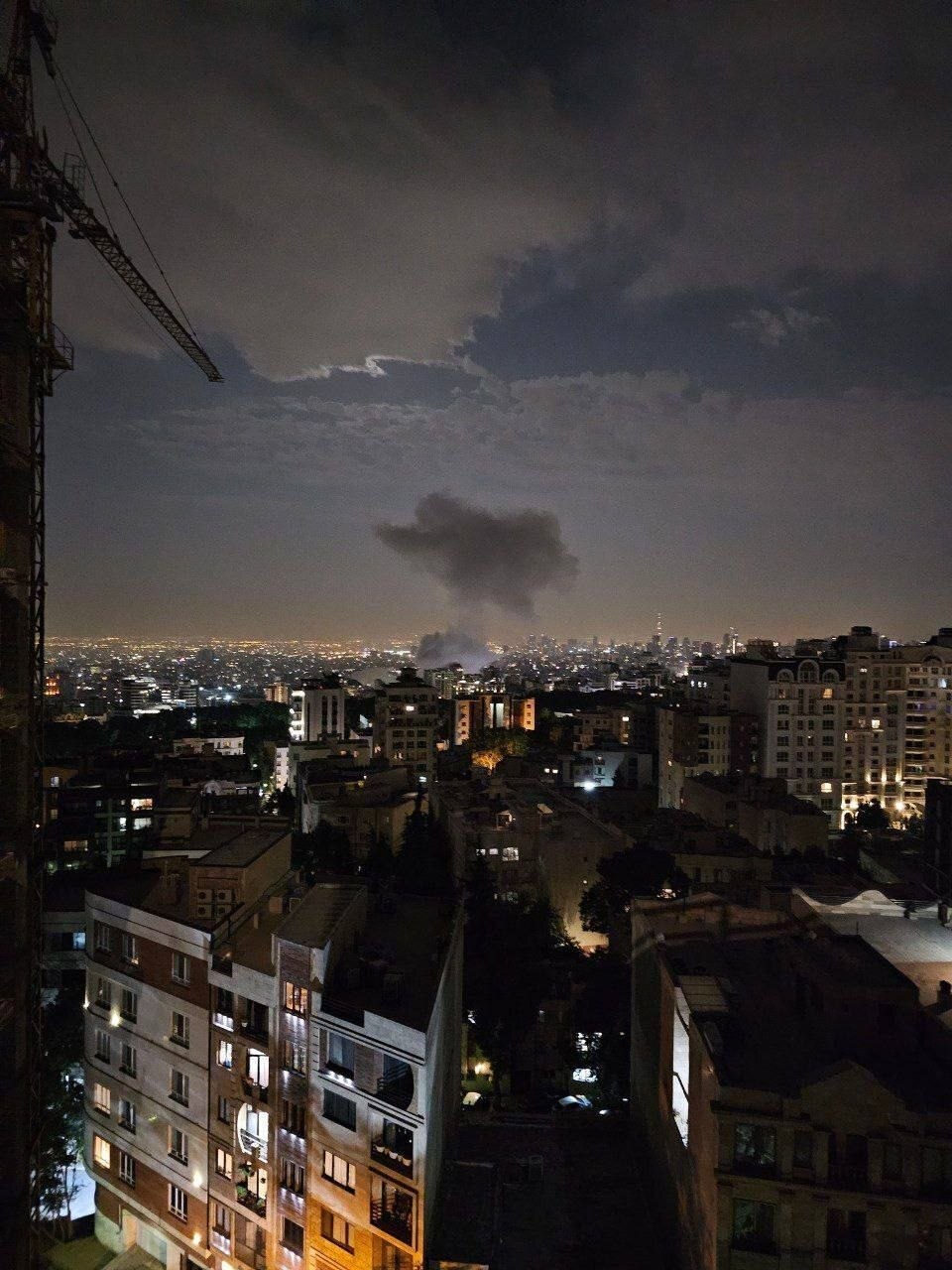 آتش‌سوزی شبانه کارگاه نجاری در خیابان قدوسی تهران + تصاویر