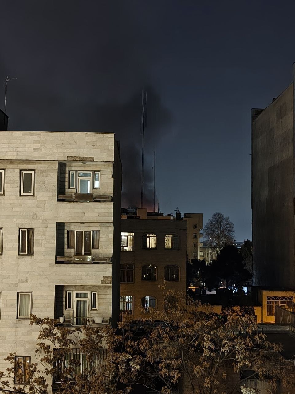 آتش‌سوزی شبانه کارگاه نجاری در خیابان قدوسی تهران + تصاویر