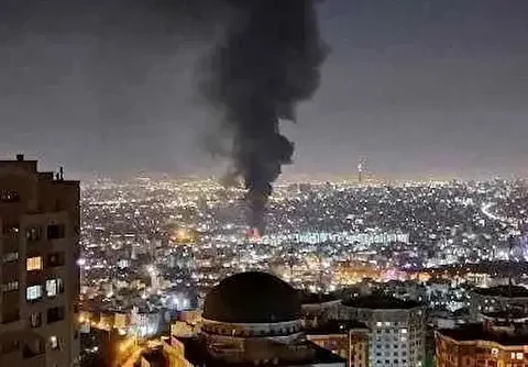 آتش‌سوزی شبانه کارگاه نجاری در خیابان قدوسی تهران + تصاویر