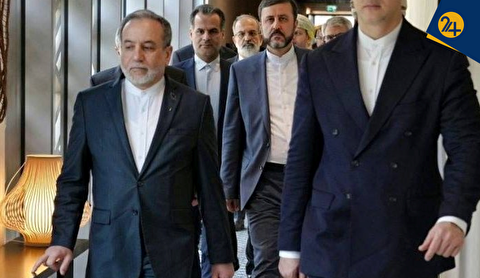 وقتی روایت‌ها دست آمریکاست | دیپلماسی رسانه‌ای به سبک ایران؛ از خبرنگار بی‌خبر صداوسیما تا دور افتخار بر فراز طبس و پیامک فله‌ای