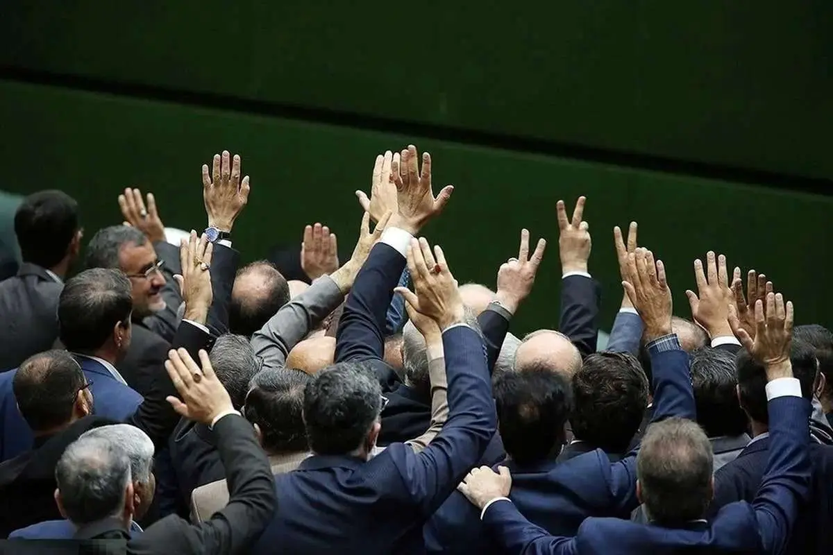 عصبانیت پایداریچی‌ها از منتفی شدن استیضاح وزرا به خاطر توصیه‌های اخیر رهبرانقلاب