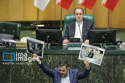 روایت عجیب یک عکس| چرا نماینده مجلس عکس رهبری را در یک دست و عکس اپستین را در دست دیگر گرفت؟