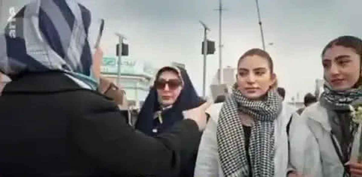 ببینید| ویدئوی کمتر دیده شده از درگیری لفظی زن محجبه با خبرنگار هنگام مصاحبه با دختر بی حجاب در راهپیمایی ۲۲ بهمن
