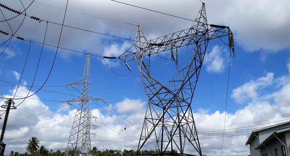 ببینید | لحظه هولناک آویزان شدن کارگر روی سیم برق در روسیه