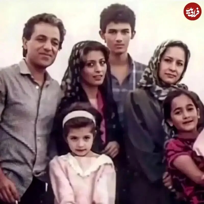 عکسی از آزیتا حاجیانِ ۳۰ ساله در کنار مرجانِ خواننده